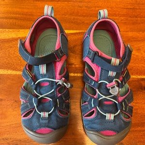 Girls Keens Water/Outdoor Shoes size 4